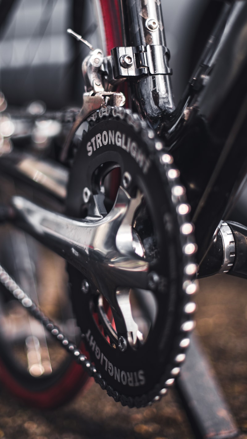 Achterste aandrijflijn van een racefiets met cassette, ketting en derailleur zichtbaar
