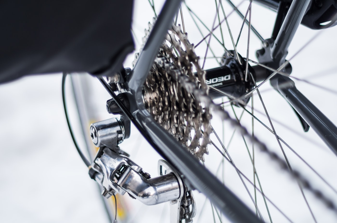 Close-up van de tandwielen op een fietsschakelsysteem — elk tandwiel heeft een ander aantal tanden